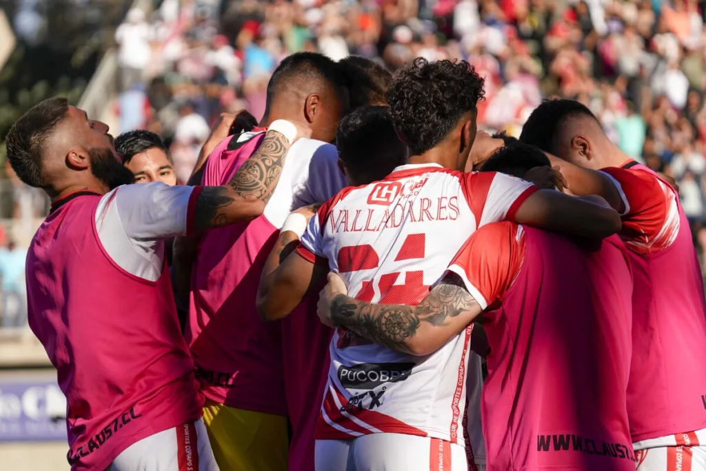 Futbolistas de Deportes Copiapó se abrazan para celebran un gol durante la temporada 2023.