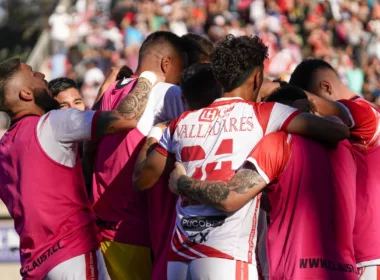 Futbolistas de Deportes Copiapó se abrazan para celebran un gol durante la temporada 2023.