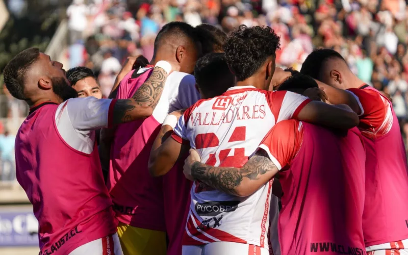 Futbolistas de Deportes Copiapó se abrazan para celebran un gol durante la temporada 2023.