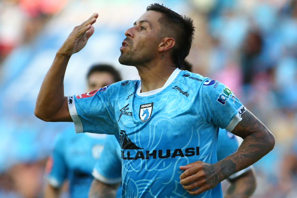 Ramón Fernández celebra un gol con la camiseta de Deportes Iquique durante la temporada 2023.