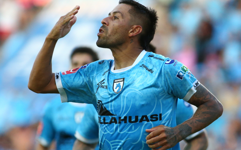 Ramón Fernández celebra un gol con la camiseta de Deportes Iquique durante la temporada 2023.