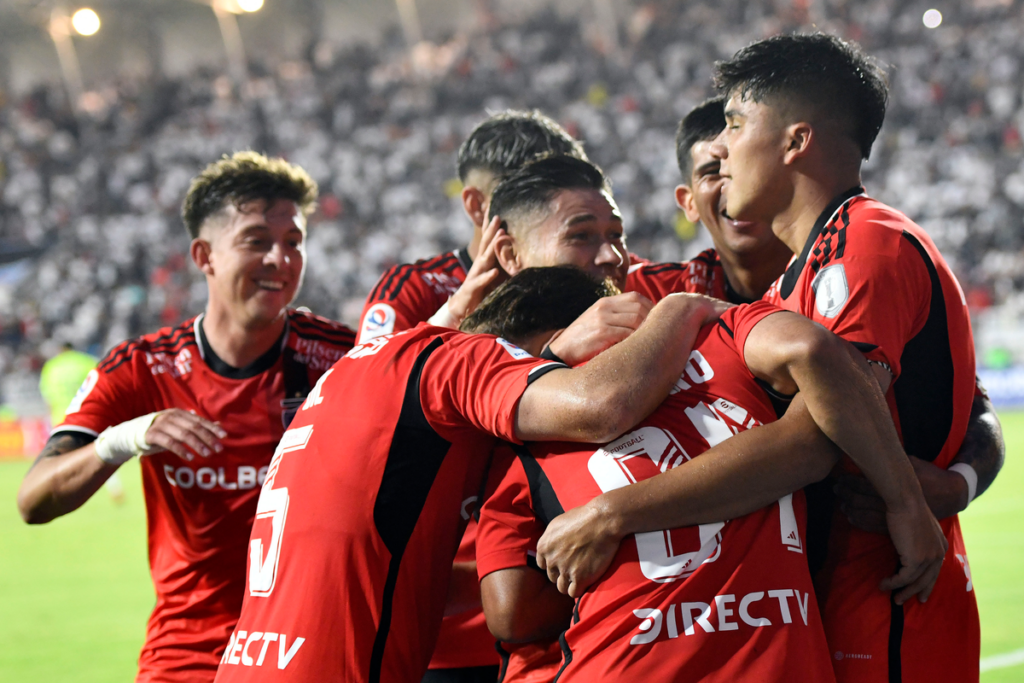 Futbolistas de Colo-Colo se abrazan y festejan tras anotar un nuevo gol en la final de la Copa Chile 2023 ante Magallanes.