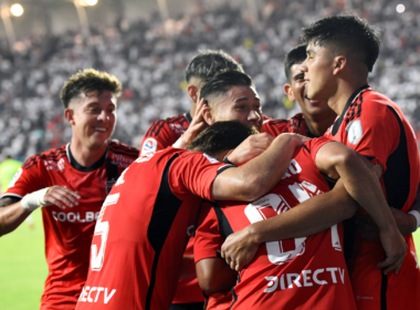 Futbolistas de Colo-Colo se abrazan y festejan tras anotar un nuevo gol en la final de la Copa Chile 2023 ante Magallanes.