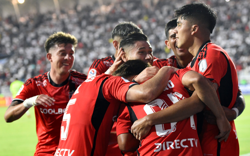 Futbolistas de Colo-Colo se abrazan y festejan tras anotar un nuevo gol en la final de la Copa Chile 2023 ante Magallanes.