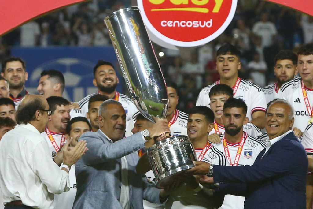 Pablo Milad le entrega el trofeo de la Copa Chile a Esteban Pavez, tras la consagración de Colo-Colo campeón de la versión 2023.