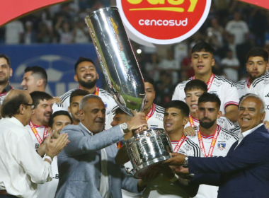 Pablo Milad le entrega el trofeo de la Copa Chile a Esteban Pavez, tras la consagración de Colo-Colo campeón de la versión 2023.