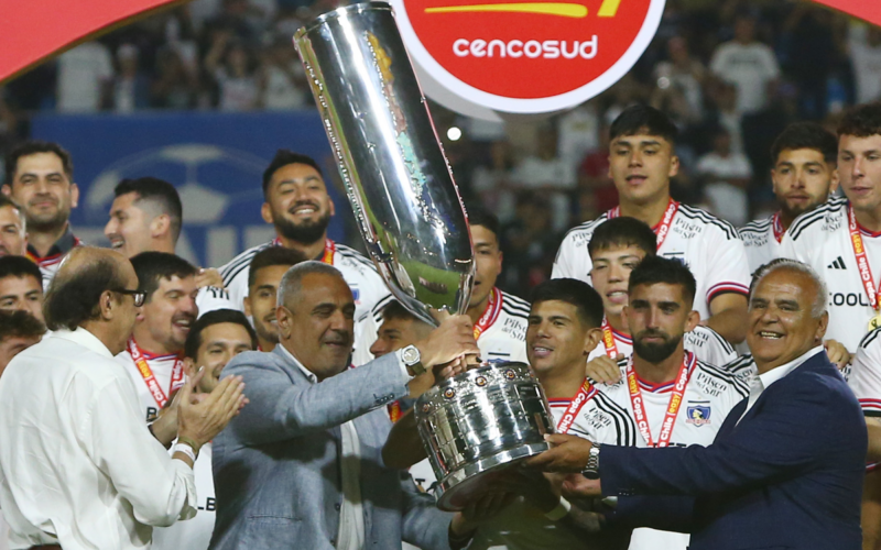 Pablo Milad le entrega el trofeo de la Copa Chile a Esteban Pavez, tras la consagración de Colo-Colo campeón de la versión 2023.