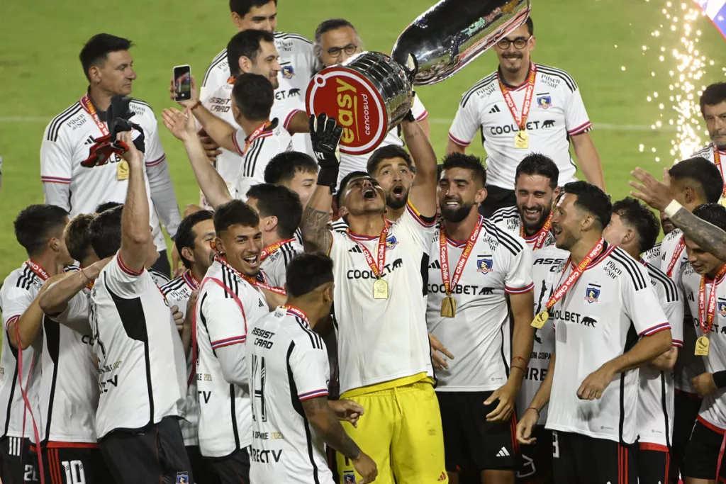 Los futbolistas de Colo-Colo celebran la obtención de la Copa Chile 2023 y Brayan Cortés levanta el trofeo de campeón.