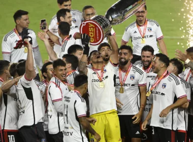 Los futbolistas de Colo-Colo celebran la obtención de la Copa Chile 2023 y Brayan Cortés levanta el trofeo de campeón.