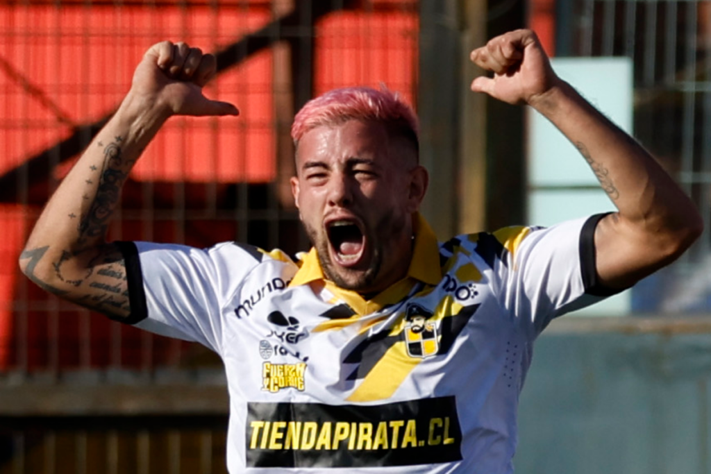 Rodrigo Holgado festejando eufórico y con las manos en alto un gol con la camiseta de Coquimbo Unido durante la temporada 2023.