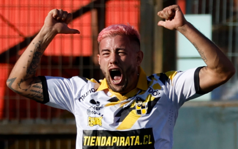 Rodrigo Holgado festejando eufórico y con las manos en alto un gol con la camiseta de Coquimbo Unido durante la temporada 2023.