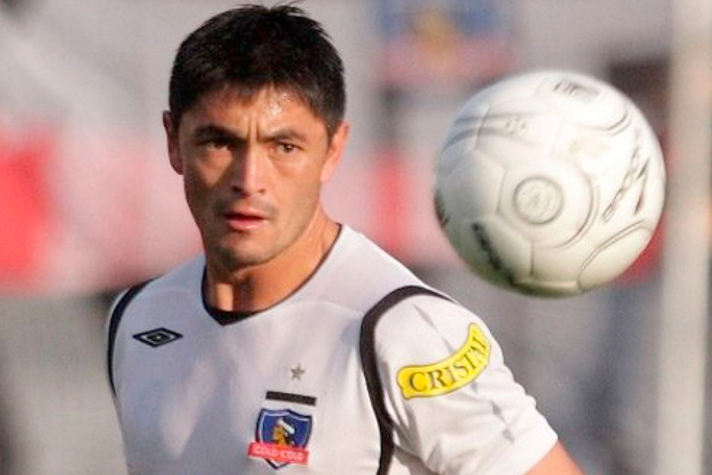 Rodrigo Millar con la mirada puesto en el balón mientras defendía la camiseta de Colo-Colo.