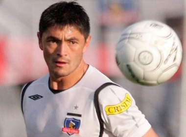 Rodrigo Millar con la mirada puesto en el balón mientras defendía la camiseta de Colo-Colo.