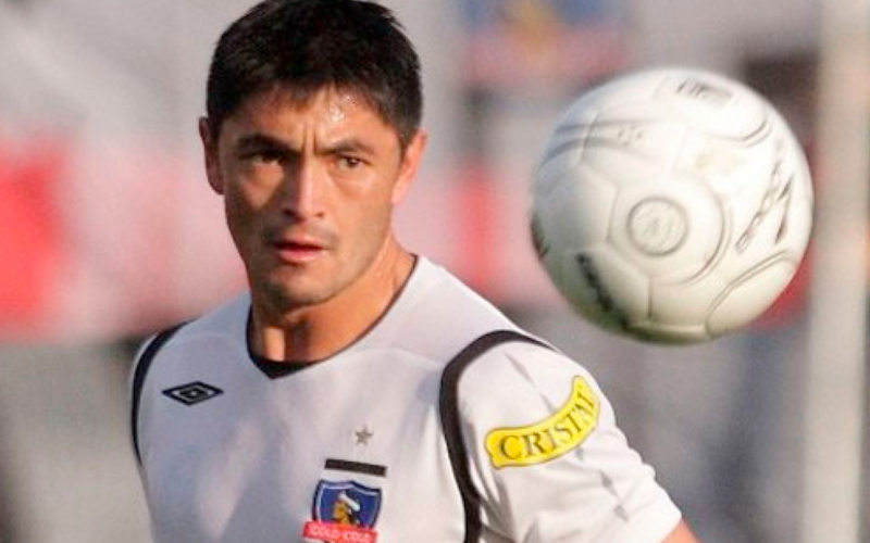 Rodrigo Millar con la mirada puesto en el balón mientras defendía la camiseta de Colo-Colo.