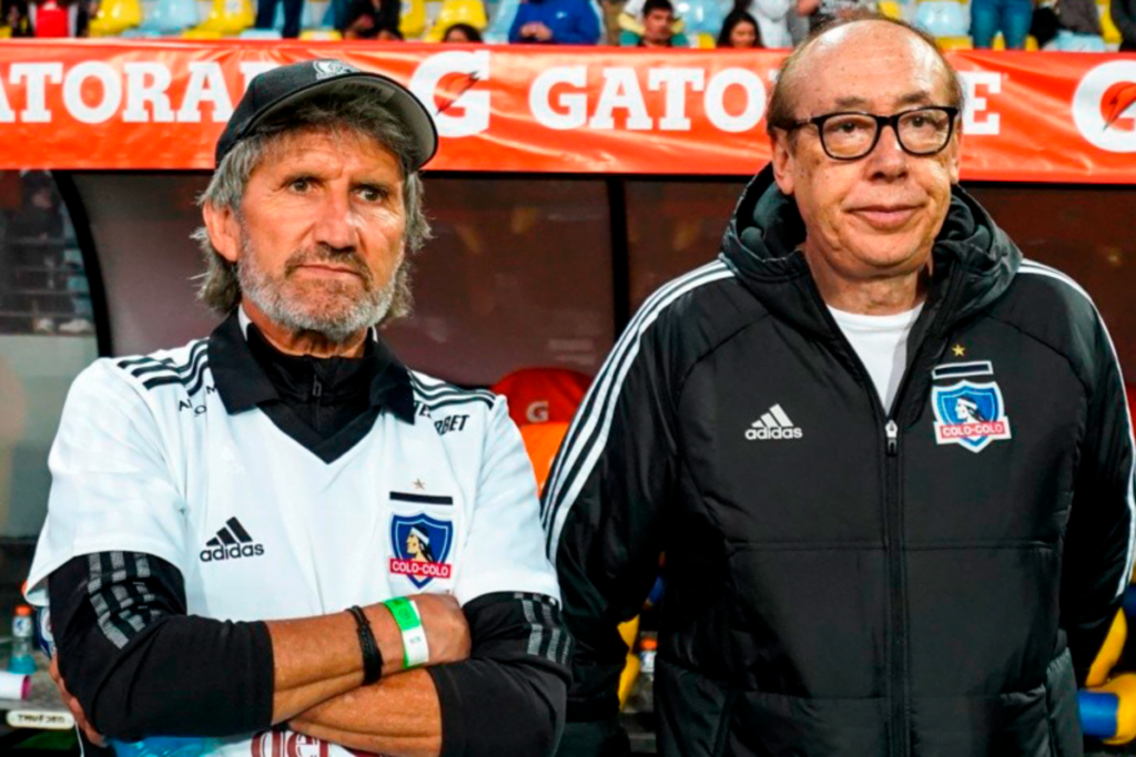 Daniel Morón y Alfredo Stöhwing, director deportivo y presidente de Blanco y Negro, respectivamente, con la mirada fija en pleno partido de Colo-Colo durante la temporada 2023.