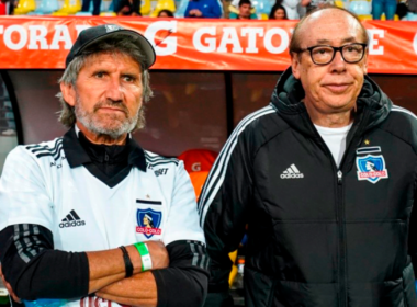 Daniel Morón y Alfredo Stöhwing, director deportivo y presidente de Blanco y Negro, respectivamente, con la mirada fija en pleno partido de Colo-Colo durante la temporada 2023.