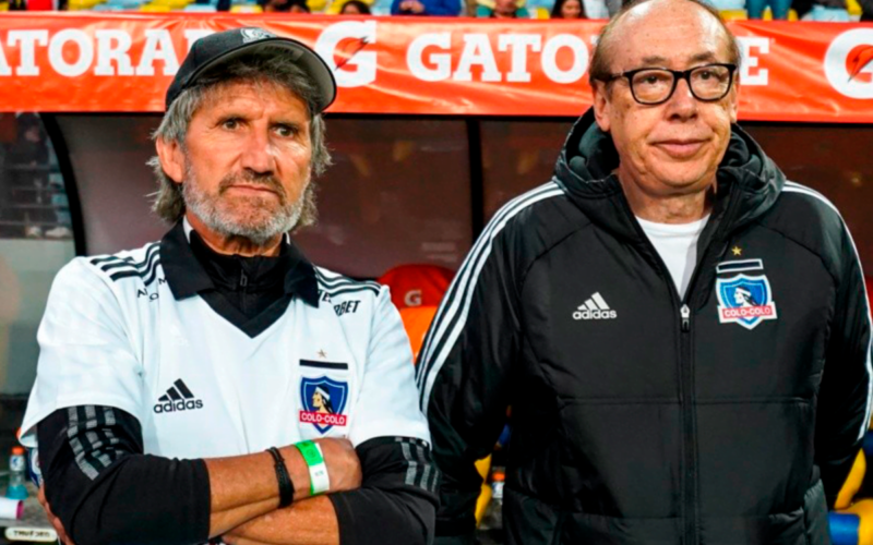 Daniel Morón y Alfredo Stöhwing, director deportivo y presidente de Blanco y Negro, respectivamente, con la mirada fija en pleno partido de Colo-Colo durante la temporada 2023.