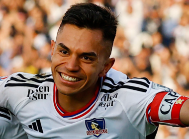 Vicente Pizarro con una gran sonrisa en pleno partido de Colo-Colo durante la temporada 2023.