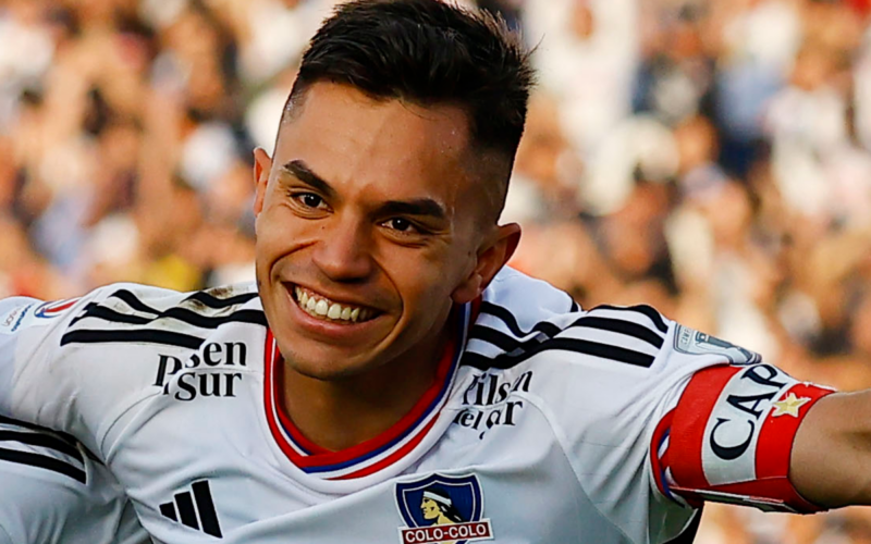 Vicente Pizarro con una gran sonrisa en pleno partido de Colo-Colo durante la temporada 2023.