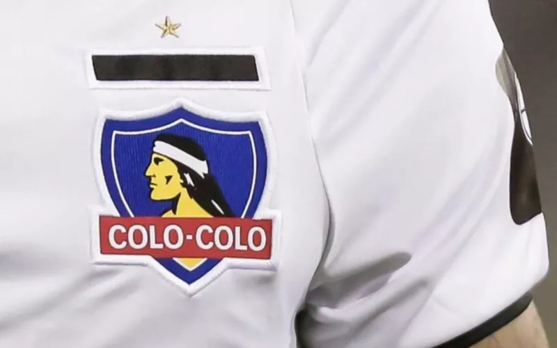 Primer plano al escudo bordado de Colo-Colo en una camiseta de hace varias temporadas.