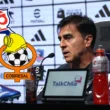 Gustavo Quinteros en conferencia de prensa con los escudos de Cobresal y Universidad de Chile