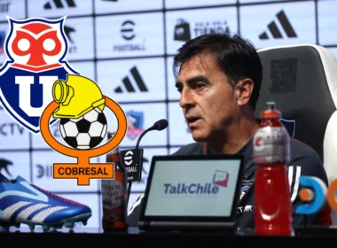 Gustavo Quinteros en conferencia de prensa con los escudos de Cobresal y Universidad de Chile