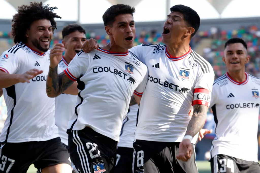 Maximiliano Falcón, Esteban Pavez, Vicente Pizarro, Alan Saldivia y Erick Wiemberg celebran el gol del lateral izquierdo del Cacique en el Estadio Bicentenario de La Florida.