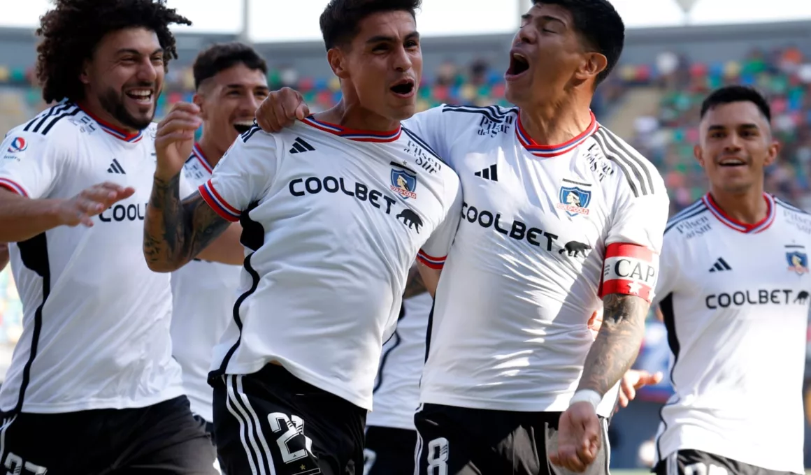 Maximiliano Falcón, Esteban Pavez, Vicente Pizarro, Alan Saldivia y Erick Wiemberg celebran el gol del lateral izquierdo del Cacique en el Estadio Bicentenario de La Florida.