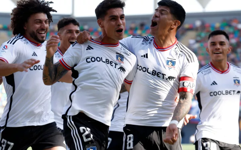 Maximiliano Falcón, Esteban Pavez, Vicente Pizarro, Alan Saldivia y Erick Wiemberg celebran el gol del lateral izquierdo del Cacique en el Estadio Bicentenario de La Florida.