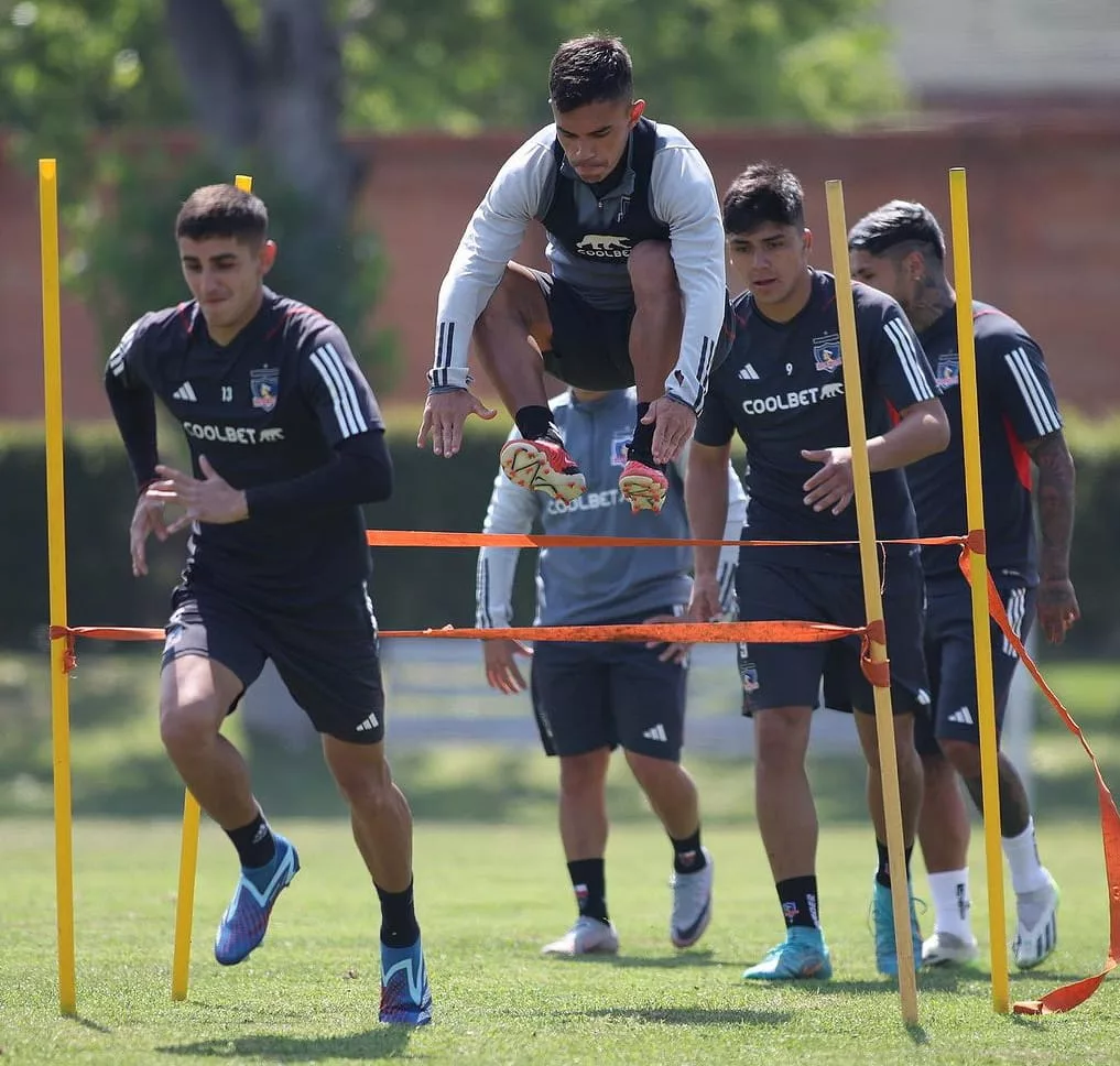 Juan Carlos Gaete 
junto a sus compañeros durante un entrenamiento Colo-Colo en el Estadio Monumental