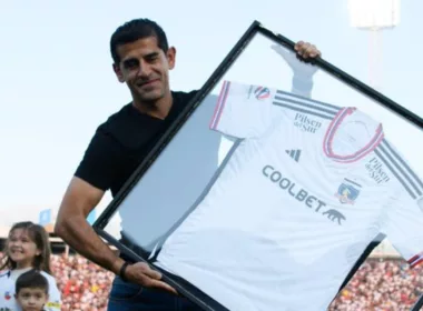 Julio Barroso tras haber recibido una camiseta conmemorativa en su homenaje en el Estadio Monumental.