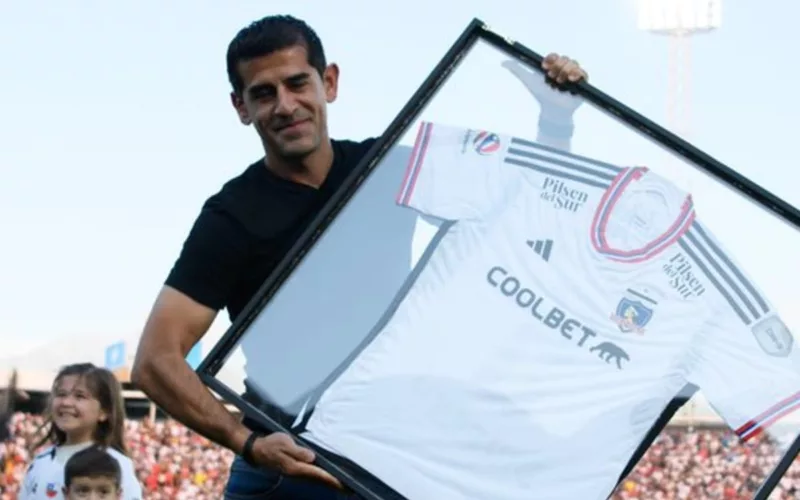 Julio Barroso tras haber recibido una camiseta conmemorativa en su homenaje en el Estadio Monumental.