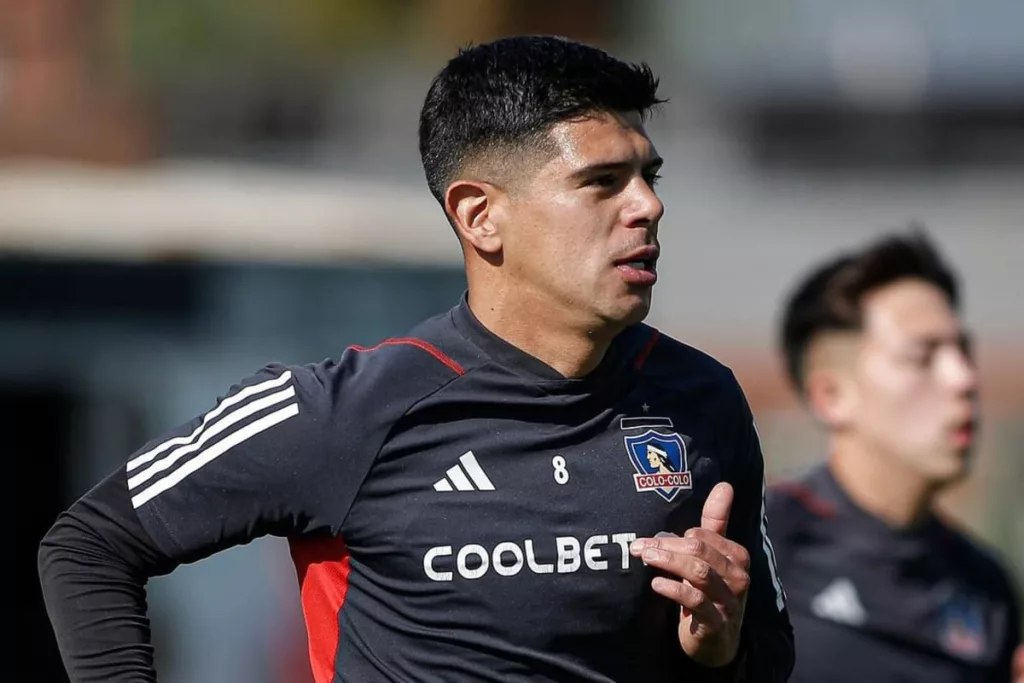 Primer plano a Esteban Pavez entrenando con la indumentaria de Colo-Colo.