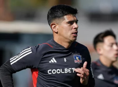 Primer plano a Esteban Pavez entrenando con la indumentaria de Colo-Colo.