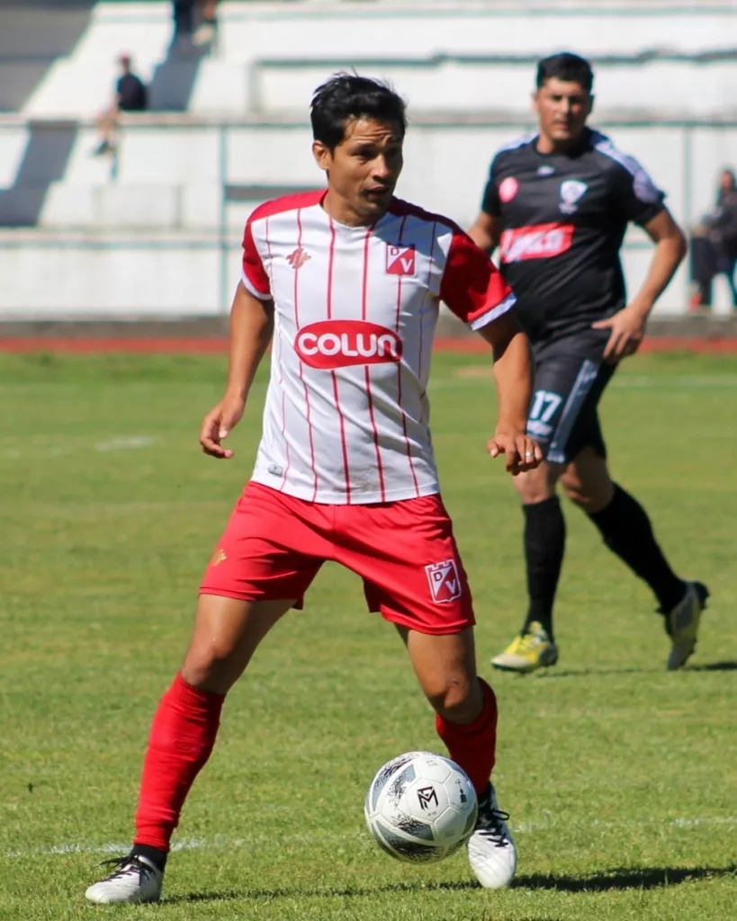 Matías Fernández jugando un partido amistoso con la camiseta de Deportes Valdivia.