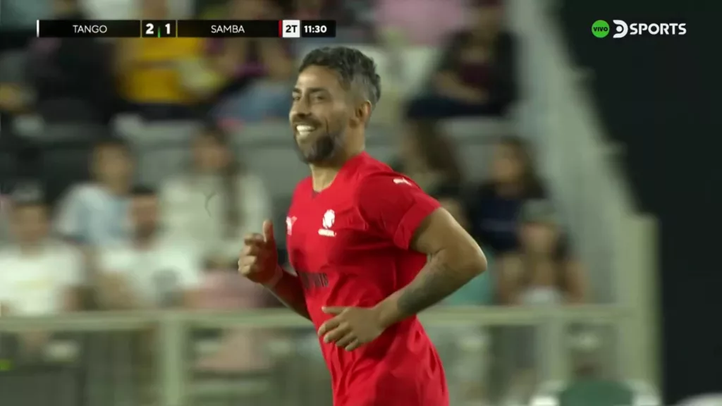 Jorge Valdivia entrando a la cancha en el duelo de leyendas de Conmebol en Estados Unidos.