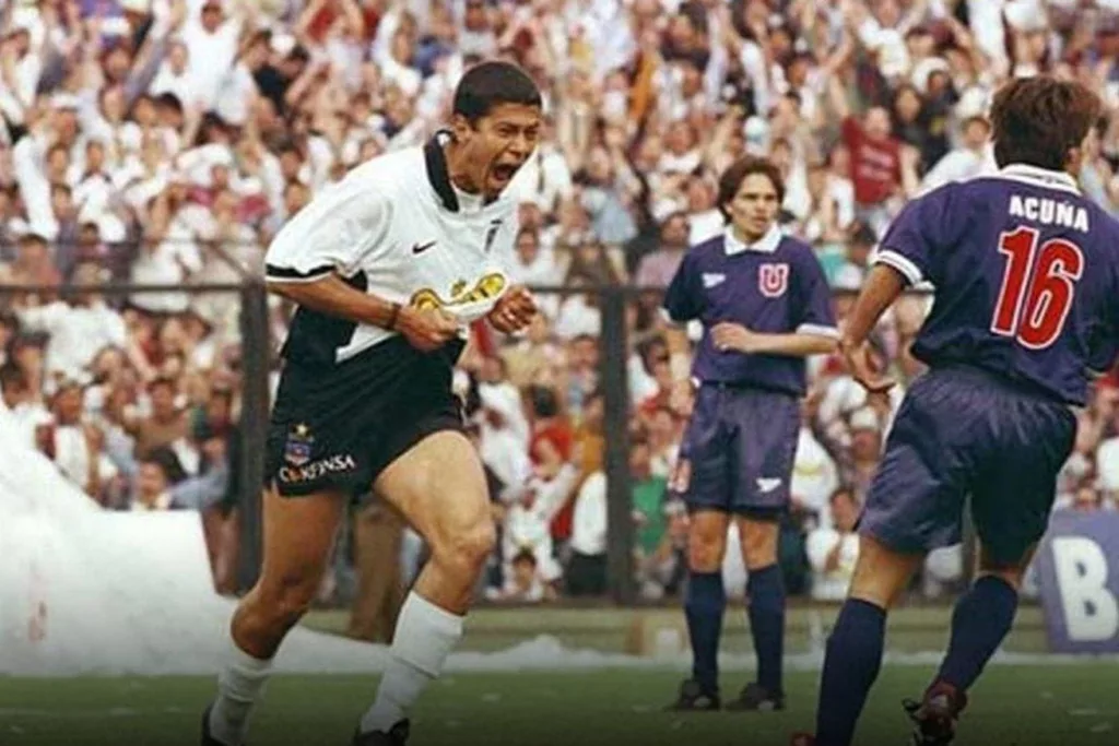 Emerson Pereira celebrando su gol contra la Universidad de Chile con la camiseta de Colo-Colo.