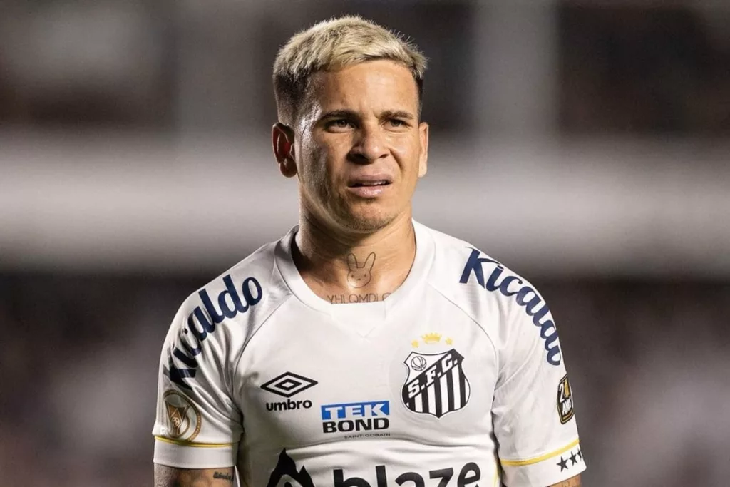 Primer plano a Yeferson Soteldo con camiseta de Santos.