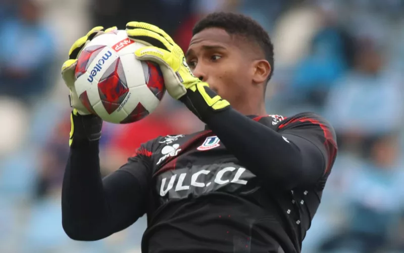 Primer plano a Omar Carabalí con la camiseta de Unión la Calera, mientras sostiene un balón.