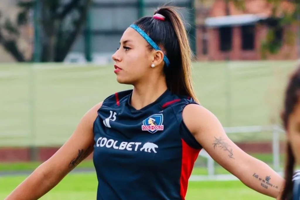 Anaís Cifuentes durante un entrenamiento de Colo-Colo Femenino.