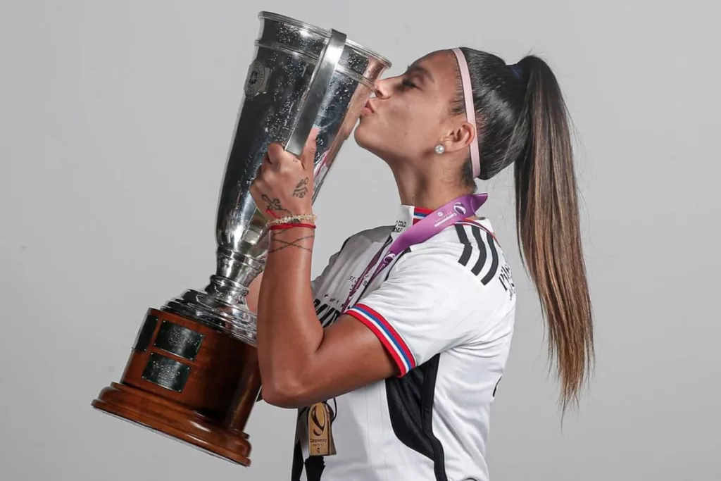 Anaís Cifuentes besando el trofeo de Primera División obtenido por Colo-Colo en 2023.