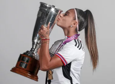 Anaís Cifuentes besando el trofeo de Primera División obtenido por Colo-Colo en 2023.