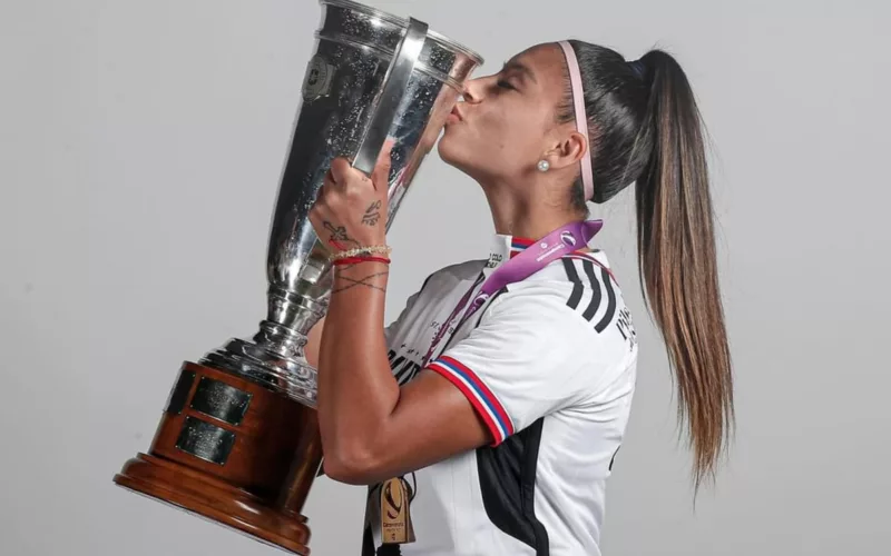 Anaís Cifuentes besando el trofeo de Primera División obtenido por Colo-Colo en 2023.