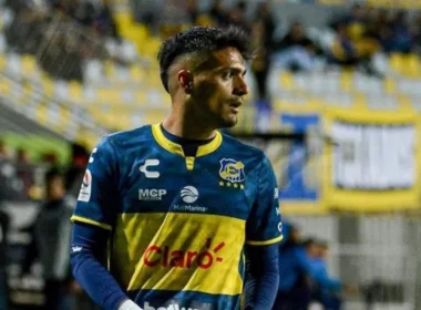 Primer plano a Felipe Campos antes de sacar un lateral con Everton de Viña del Mar.