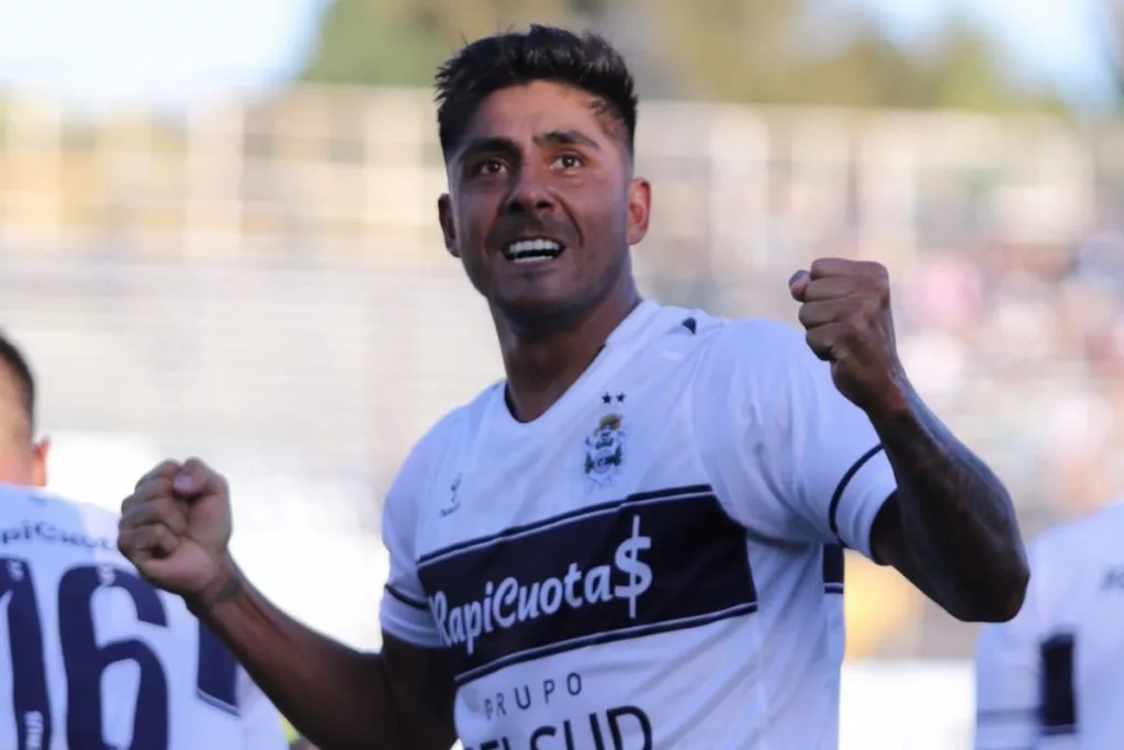 Cristián Tarragona celebrando un gol con la camiseta de Gimnasia y Esgrima de La Plata.
