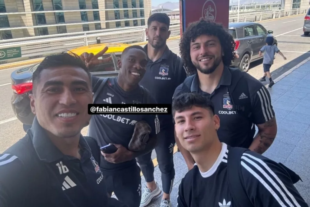 Darío Lezcano, Fabián Castillo, Matías de los Santos, Maximiliano Falcón y Alexander Oroz en el Aeropuerto de Santiago tras quedarse abajo del vuelo del plantel rumbo a Iquique.