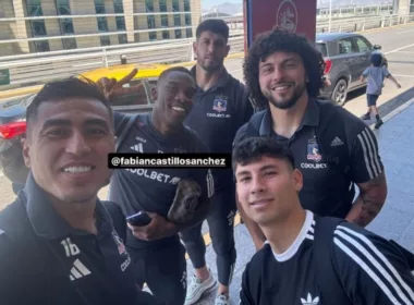 Darío Lezcano, Fabián Castillo, Matías de los Santos, Maximiliano Falcón y Alexander Oroz en el Aeropuerto de Santiago tras quedarse abajo del vuelo del plantel rumbo a Iquique.