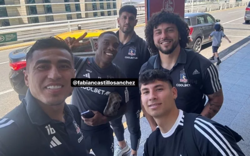 Darío Lezcano, Fabián Castillo, Matías de los Santos, Maximiliano Falcón y Alexander Oroz en el Aeropuerto de Santiago tras quedarse abajo del vuelo del plantel rumbo a Iquique.