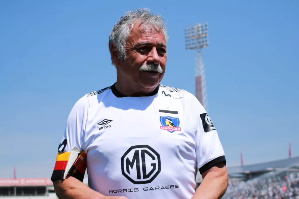 Primer plano a Carlos Caszely con camiseta de Colo-Colo en el Estadio Monumental.