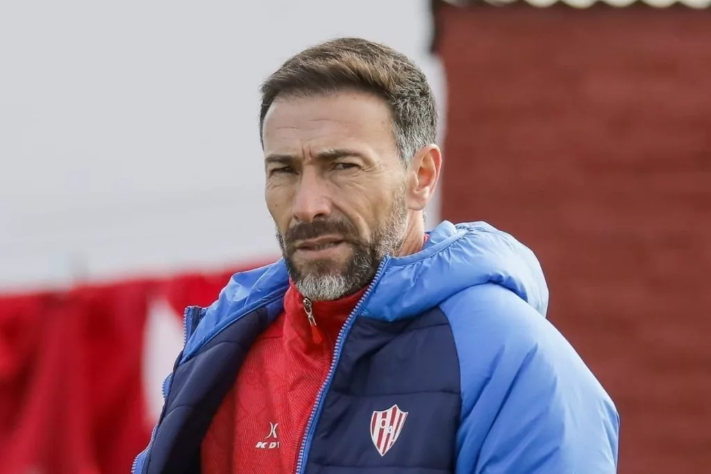 Primer plano a Cristian Kily González con cara seria y parca de Unión de Santa fe.